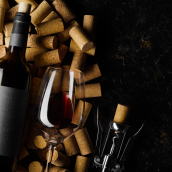 bouteille de vin rouge, verre de vin rouge, tirebouchon