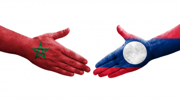 Séance de main entre drapeaux du Laos et du Maroc peinte à la main